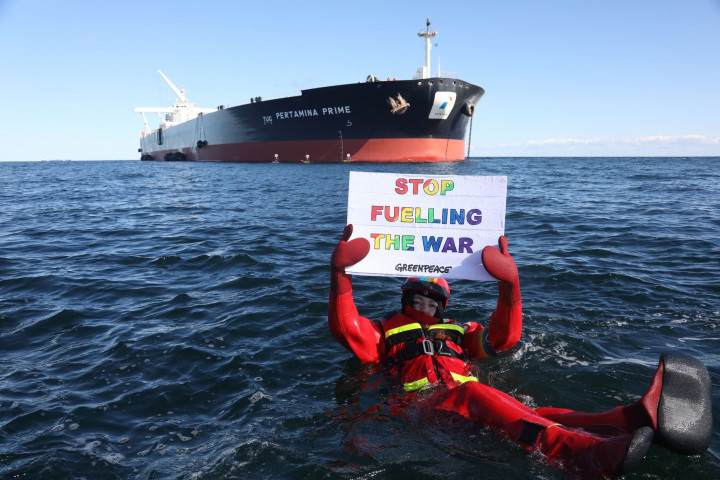 Greenpeace Cegat Kapal Tanker Pertamina Pembawa Minyak dari Rusia