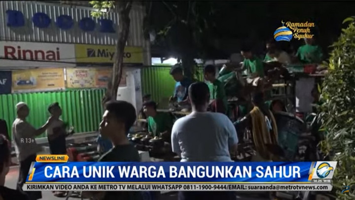 Keren! Kelompok Ul-Daul Bangunkan Sekaligus Hibur Warga Kala Sahur