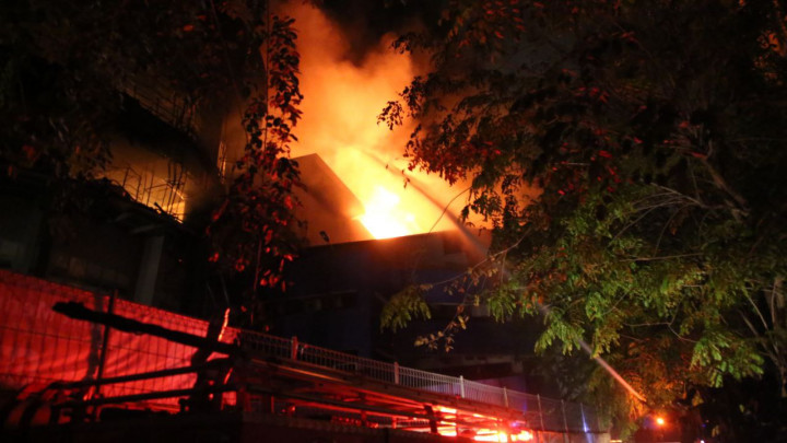 Terbakar Sejak Siang, Api di Suzuya Mal Banda Aceh Belum Padam