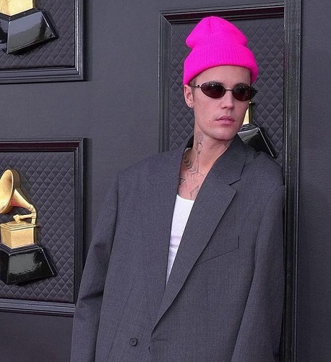 Justin Bieber mengenakan topi beanie berwarna hot pink dan setelan jas dari Balenciaga. (Foto: Dok. Instagram/@outpumpmusic)