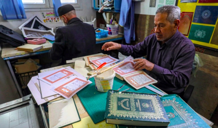 Seniman Libya Restorasi Al-Quran Tua di Tengah Ramadan