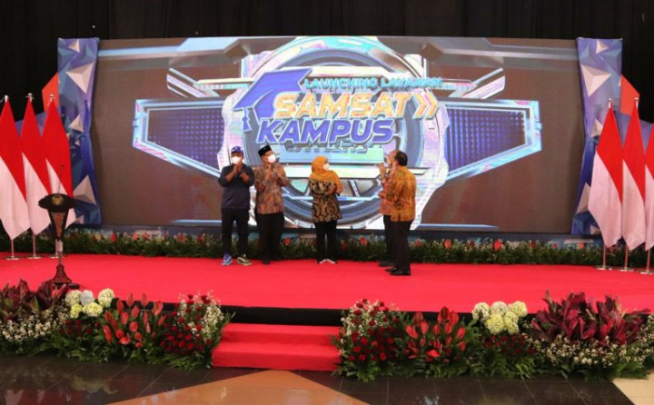 Mudahkan Bayar Pajak Kendaraan, Khofifah Luncurkan Samsat Kampus