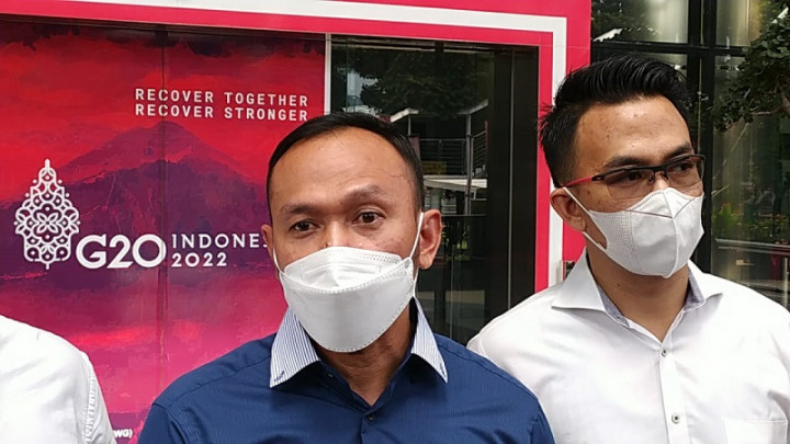 Adam Deni Serahkan Dokumen Dugaan Korupsi ke KPK