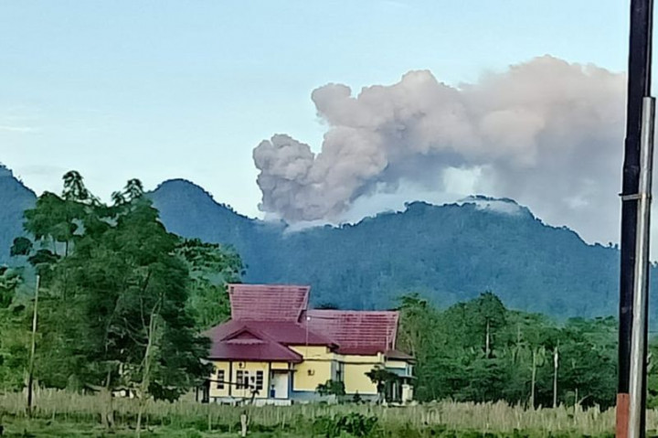 Abu Vulkanik Gunung Dokuno Ganggu Aktivitas Masyarakat Tobelo, Malut