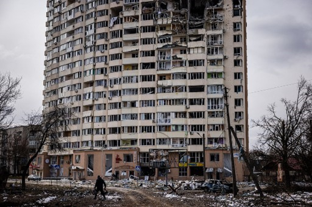Salah satu bangunan yang rusak akibat serangan Rusia di kota Chernihiv, Ukraina. (AFP)