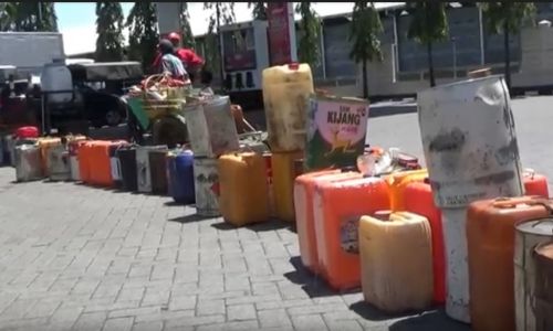 Demi Solar, Nelayan Pasuruan Antre Sejak Dini Hari