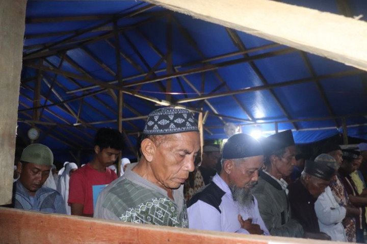 Musala Rusak Diguncang Gempa, Warga Pasaman Tarawih di Tenda