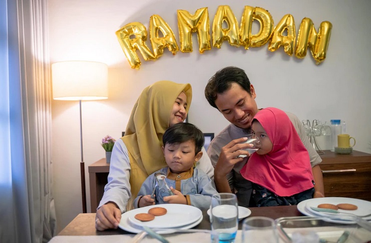 Di samping orang tua harus pintar mengajak tanpa memaksa, anak-anak juga harus bisa menjalani puasa secara sehat. (Foto: Freepik)