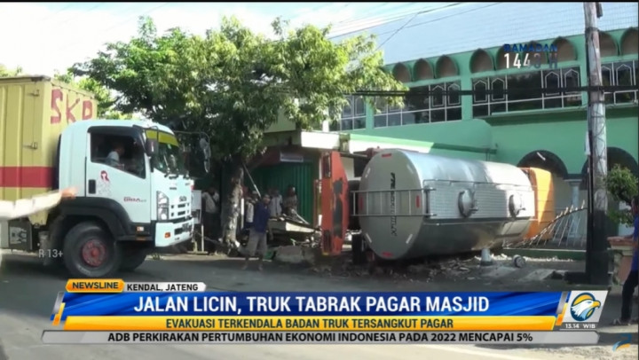 Jalan Licin, Truk Tabrak Pagar Masjid