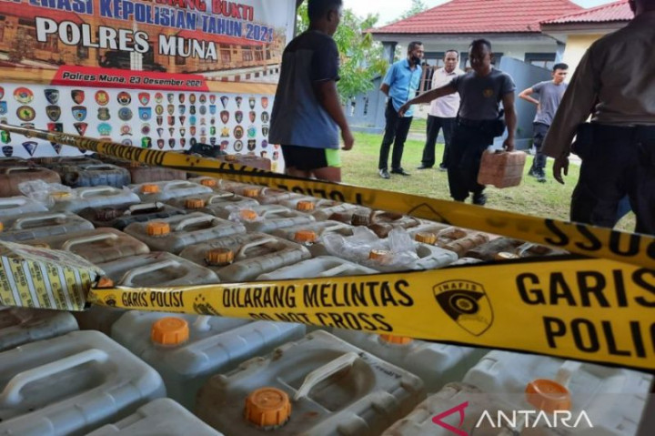 Polres Muna Sita 2,3 Ton Minuman Keras Tradisional