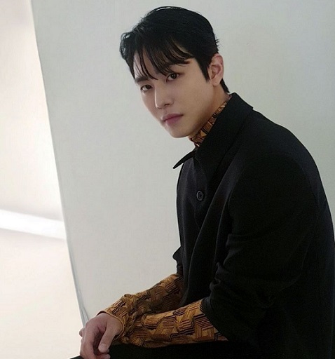 Pesona dan gaya fashion keseharian Ahn Hyo-seop dianggap tak jauh berbeda dengan sang CEO Kang Tae-moo. (Foto: Dok. Instagram/@imhyoseop)