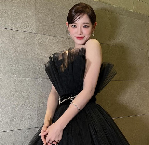 Se-jeong tampil layaknya Cinderella dengan gaun tulle hitam saat menghadiri MBC  Drama Awards 2021. (Foto: Dok. Instagram/@clean_0828)