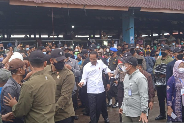 Presiden Berikan Bantuan Modal kepada Pedagang di Jambi