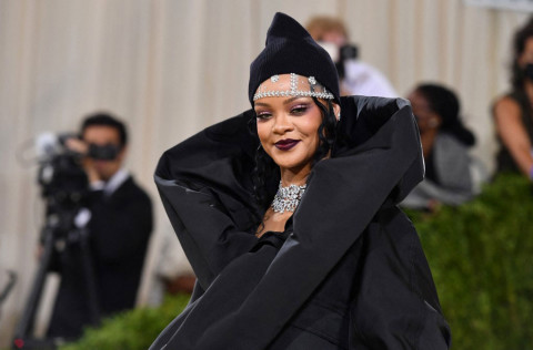 Kantongi Rp18,6 Triliun, Rihanna jadi Musisi Perempuan Terkaya di Dunia