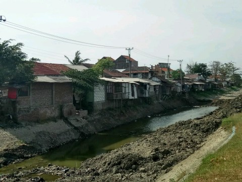 Pemkot Surabaya Bongkar Bangunan Liar di Saluran Air