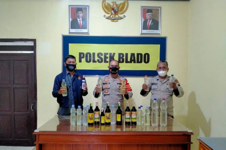 Puluhan Botol Miras Disita dari Pedagang di Kabupaten Batang