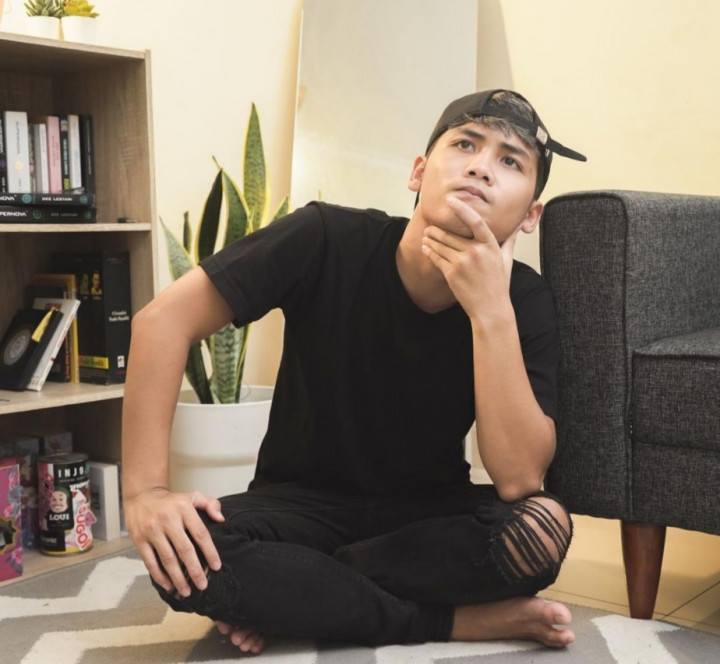 Kocak! Begini Cara <i>Nyeleneh</i> Bintang Emon Beri Dukungan untuk Marshel Widianto