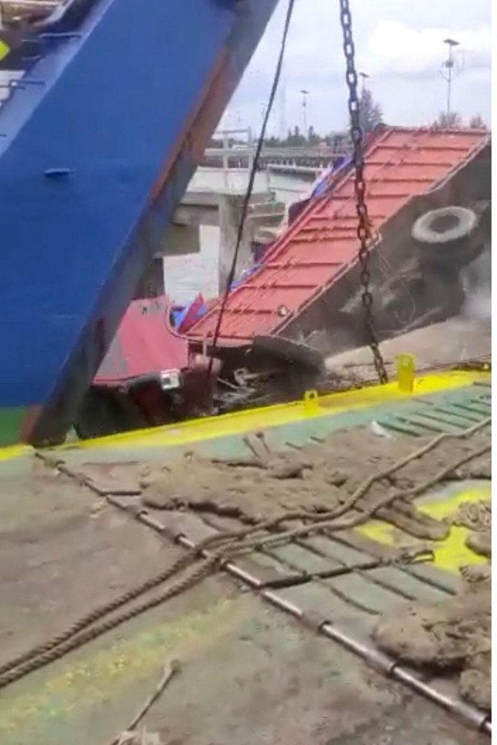 Truk Pengangkut Sembako Tercebur ke Laut di Pelabuhan Meulaboh Aceh