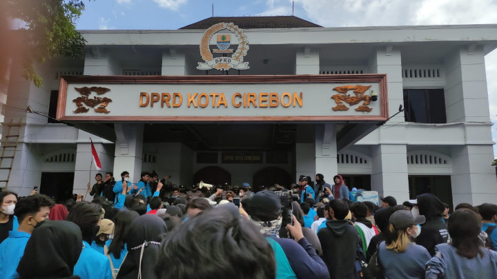 Demo Mahasiswa di Kota Cirebon Ricuh, Masa Paksa Masuk Kantor DPRD