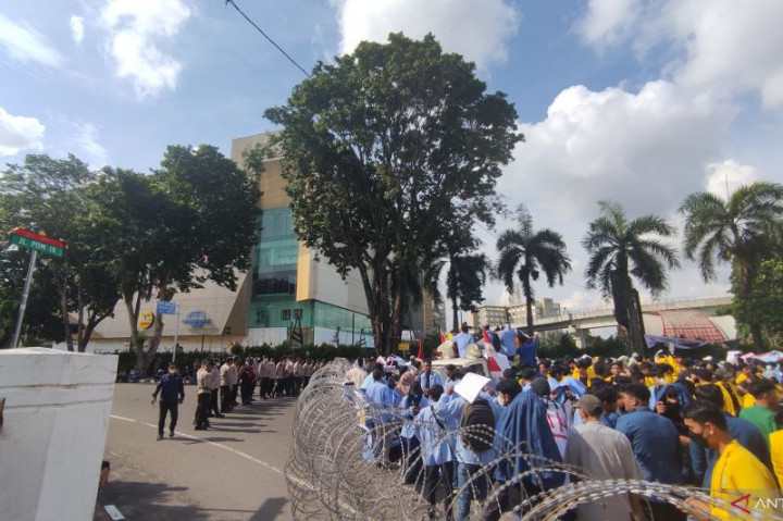 Demonstrasi Mahasiswa, Polisi Blokade Jalan Depan DPRD Sumsel