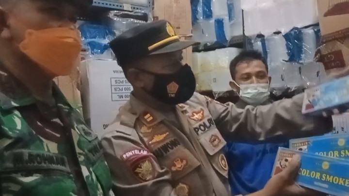 Cegah Perang Petasan, Aparat Gabungan Razia Mercon dan Kembang Api Tanpa Izin di Situbondo