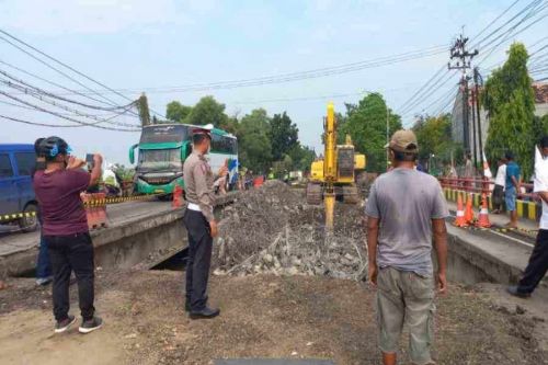 Perbaikan Jembatan Ngaglik, Jalan Nasional Lamongan Ditutup Total Hari Ini