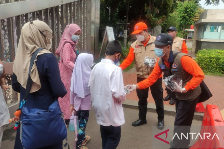 BNPB Sebar Ribuan Masker di Istiqlal dan Masjid Raya Bogor