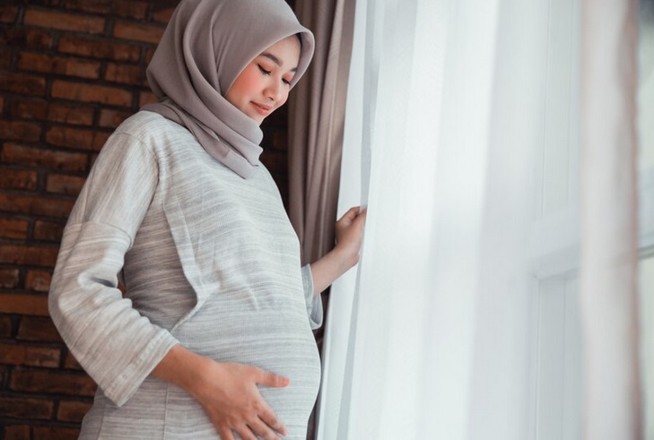 Ada beberapa kondisi ibu hamil yang kurang disarankan untuk berpuasa, demi menjaga kesehatan dan kesejahteraan janinnya. Ilustrasi-Freepik