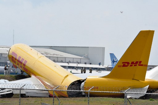 Tergelincir dari Landasan, Badan Pesawat Kargo DHL Terbelah Dua