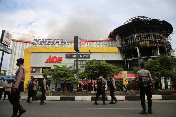 Tim Laboratorium Forensik Olah TKP Kebakaran Suzuya Mall