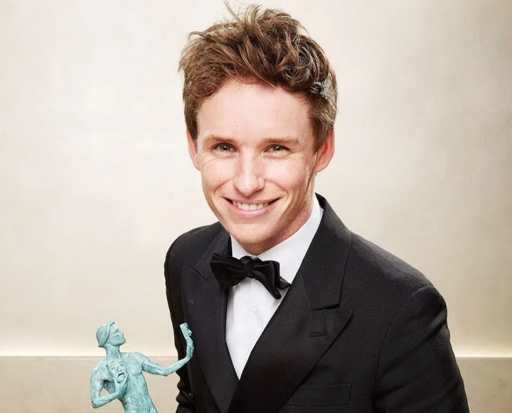Eddie Redmayne Bandingkan Perannya di Fantastic Beasts dengan Brad Pitt