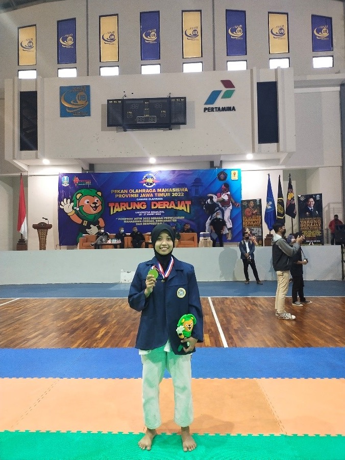Terbaik di Tarung Derajat, Mahasiswi Unair Sabet Emas pada Pomprov Jatim