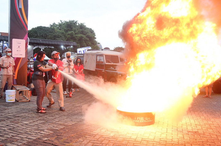 Begini Cara Menggunakan APAR Mobil Ketika Ada Kebakaran
