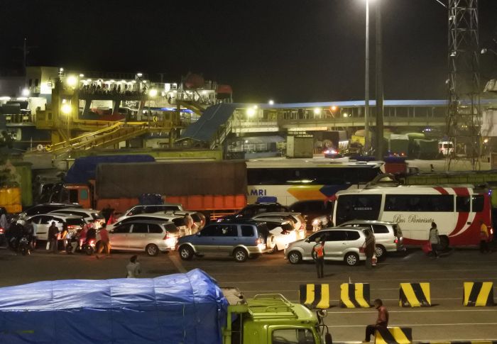 Kemarin, 1,3 Juta Pemudik via Merak hingga KKB Lagi-Lagi Serang Pos Militer