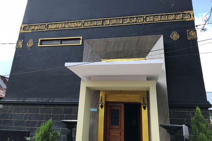 Melihat Keunikan Masjid Berbentuk Kabah di Palu