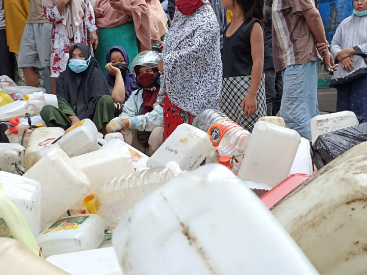 Masih Langka, Ratusan Warga di Makassar Antre Minyak Goreng