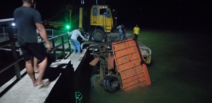 Evakuasi Truk Sembako di Pelabuhan Meulaboh Kuras Waktu 10 Jam