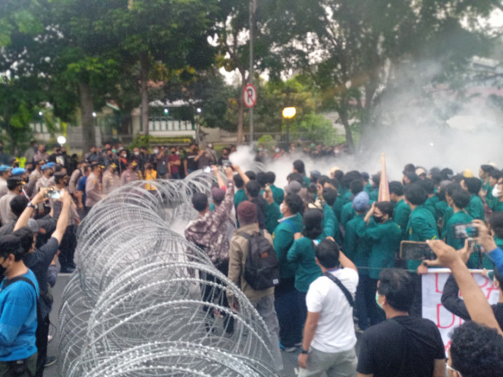 Unjuk Rasa Mahasiswa Bertahan di Depan Istana Bogor