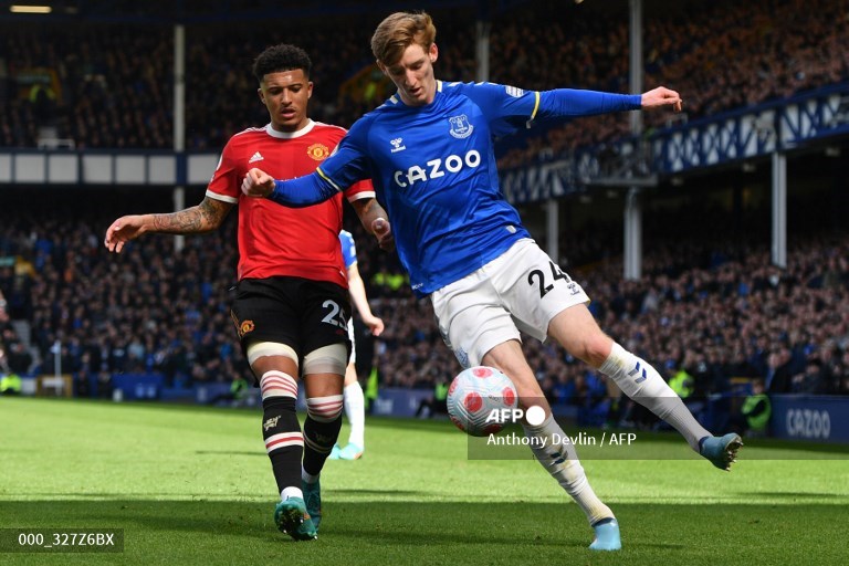 Penyerang Everton, Anthony Gordon, mencoba melewati kawalan pemain Manchester United, Jadon Sancho (AFP/Anthony Devlin)