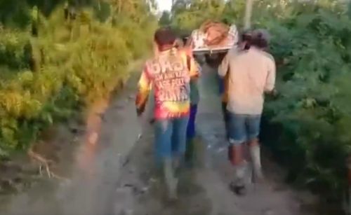 Viral, Jalanan Rusak Jenazah Ditandu Sejauh 8 Kilometer di Jombang