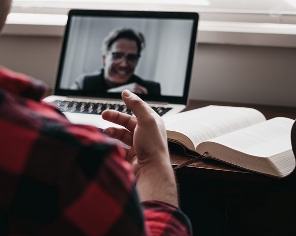 Ini cara mengatasi kelelahan zoom. (Foto: Ilustrasi/Unsplash.com)