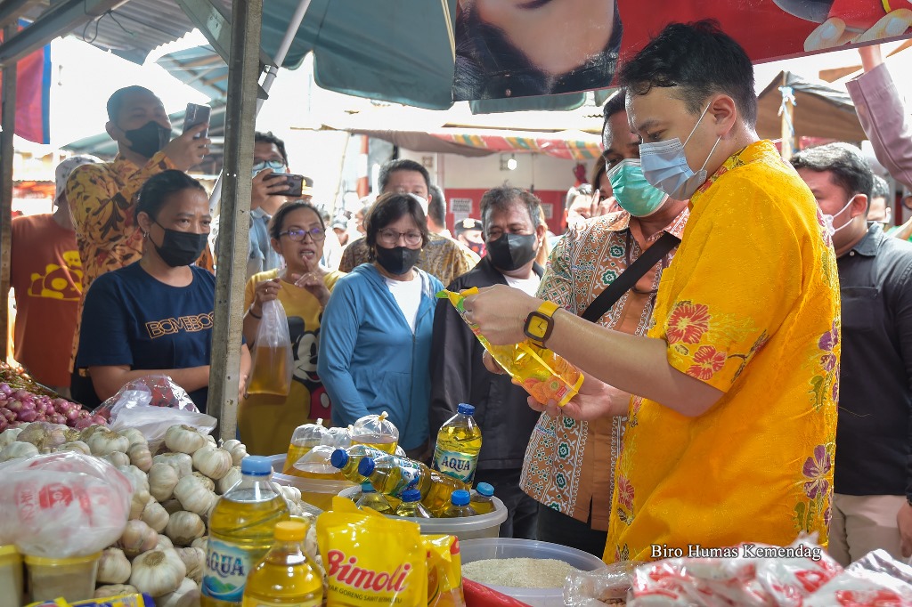 Wamendag Jerry Sambuaga saat meninjau langsung Pasar Bersehati, Manado. Foto: Biro Humas Kemendag.