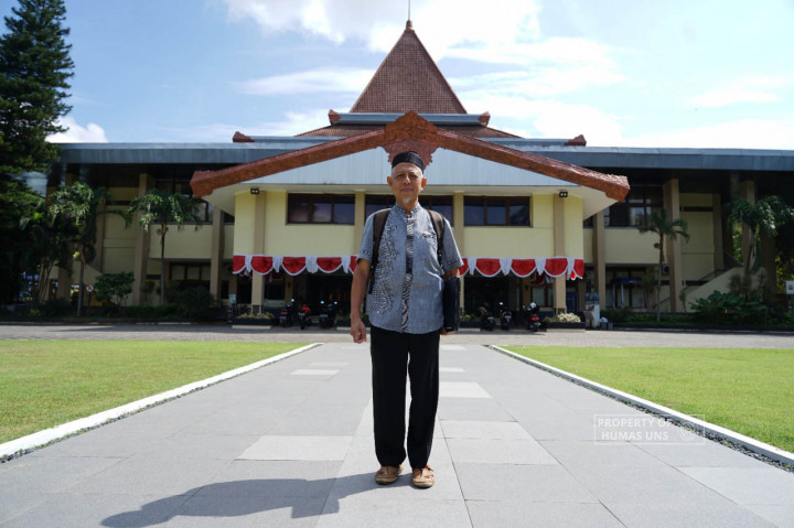 Cara Unik Guru Besar UNS Ingatkan Salat, Keliling Gedung Sapa Langsung Warga Kampus