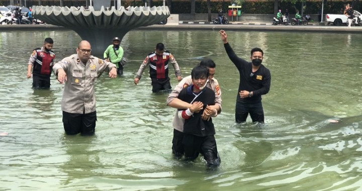 Nekat Naik ke Tugu Air Mancur, Seorang Pemuda Ditangkap