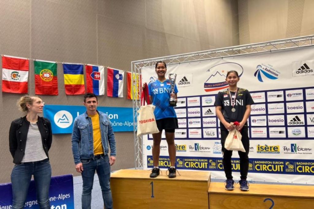  Ester Nurumi Tri Wardoyo (dua kanan) tampil sebagai juara setelah mengalahkan Tasya Farahnailah di babak final tunggal putri Alpes International U-19 di Voiron, Prancis, Minggu (10/4/2022). HO/PP PBSI