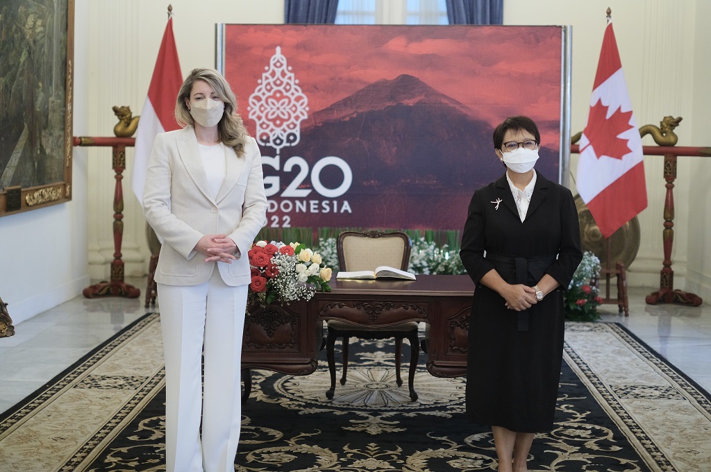 Menlu Retno Marsudi (kanan) bersama Menlu Kanada Melanie Joly di Kemenlu RI, Jakarta, Senin, 11 April 2022. (Kemenlu RI)