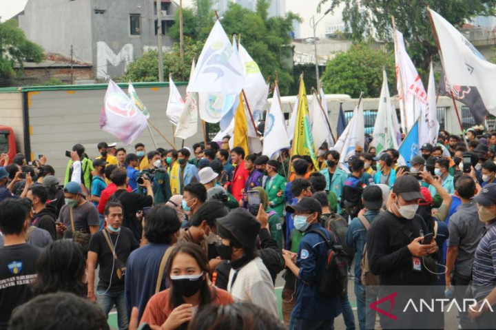 Diduga Hendak Menyusup Demo, 2 Pembawa Sajam di Depan DPR Ditangkap