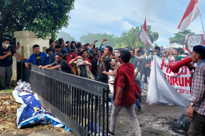 Demo Mahasiswa di Kota Ternate Berujung Ricuh, Pagar Pemkot Jebol