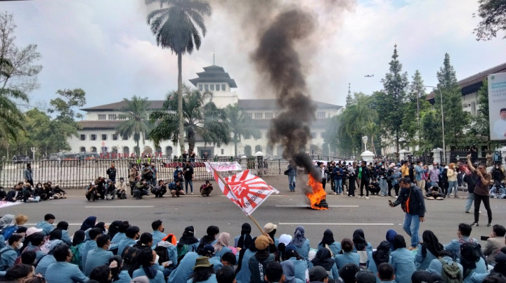 Gagal Bertemu Ridwan Kamil, Massa Aksi Bakar Ban Depan Gedung Sate