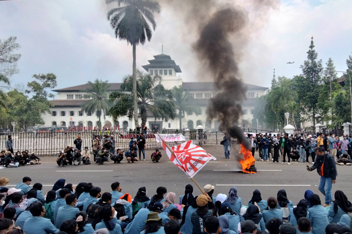Demo 11 April, Mahasiswa Bandung Bakar Ban Bekas di Depan Gedung Sate